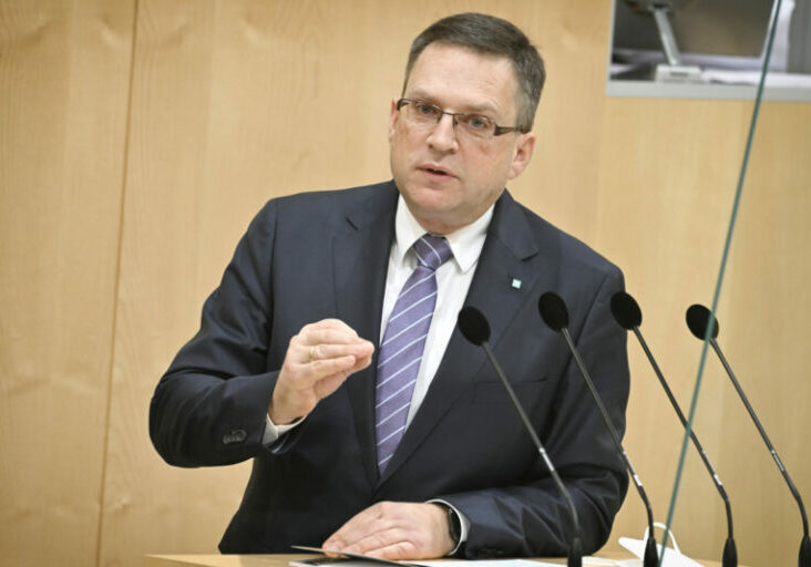 Für ÖVP-Klubobmann August Wöginger setzt die Regierung das um, was sie versprochen hat. So wurden heute der Angehörigenbonus und die 6. Urlaubswoche für Pflegepersonal ab dem 43. Lebensjahr beschlossen. Kritik übt er an der SPÖ. Foto: Parlamentsdirektion / Johannes Zinner