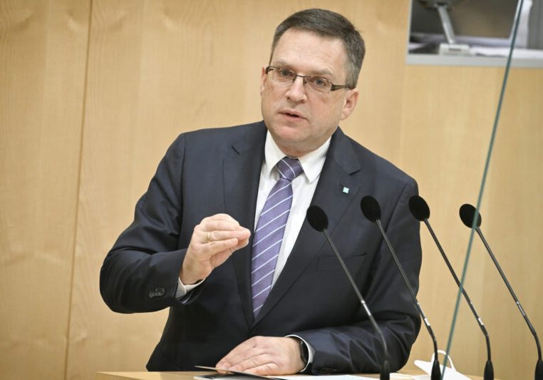 Für ÖVP-Klubobmann August Wöginger setzt die Regierung das um, was sie versprochen hat. So wurden heute der Angehörigenbonus und die 6. Urlaubswoche für Pflegepersonal ab dem 43. Lebensjahr beschlossen. Kritik übt er an der SPÖ. Foto: Parlamentsdirektion / Johannes Zinner