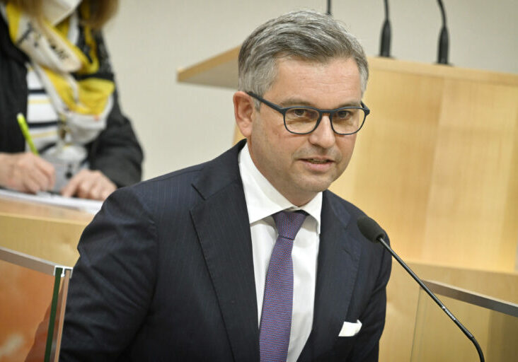 Viele Vorschläge liegen am tisch, aber viele davon sind inflationstreibend. Finanzminister Magnus Brunner ruft zu mehr Sachlichkeit auf. Foto: Parlamentsdirektion / Johannes Zinner