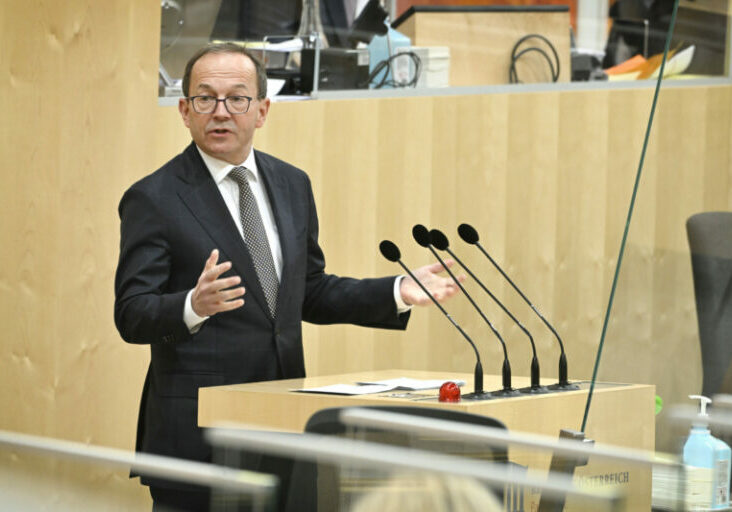 Für ÖVP-Wirtschaftssprecher Peter Haubner ist das Budget 2023 mit einer Milliarde mehr für die Wirtschaft ein starkes Bekenntnis der Regierung für den rot-weiß-roten Standort. Foto: Parlamentsdirektion / Johannes Zinner