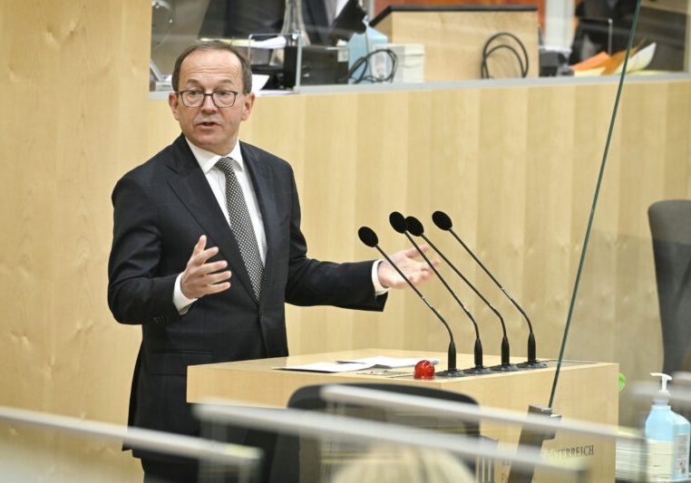 Für ÖVP-Wirtschaftssprecher Peter Haubner ist das Budget 2023 mit einer Milliarde mehr für die Wirtschaft ein starkes Bekenntnis der Regierung für den rot-weiß-roten Standort. Foto: Parlamentsdirektion / Johannes Zinner