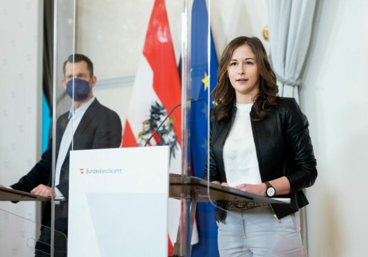 Staatssekretärin Plakolm präsentierte mit Gesundheitsminister Mückstein und Unterrichtsminister Polaschek "Gesund aus der Krise". Foto: Bka-Christoph Dunker