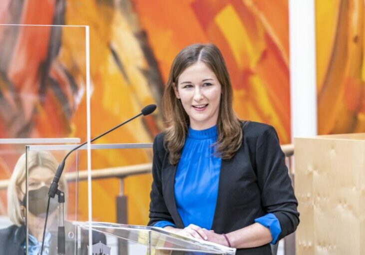 In der 141. Sitzung des Nationalrates sprach Staatsekretärin Claudia Plakolm über die Teuerung. Foto: Parlamentsdirektion / Michael Buchner