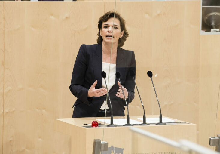 Das sozialdemokratische Bild trügt. Während öffentlich Entlastungen gefordert werden, stimmt die SPÖ im Parlament gegen Sofortmaßnahmen in Milliardenhöhe. Foto: Parlamentsdirektion / Thomas Jantzen