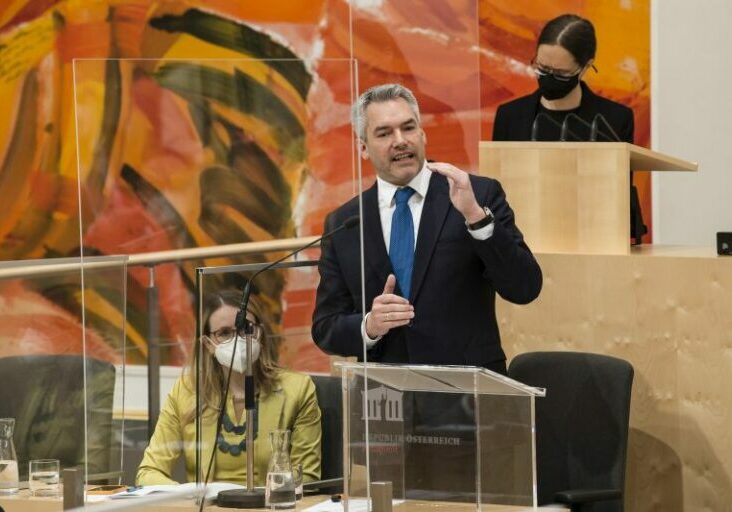 Bundeskanzler Karl Nehammer ging zu Beginn seiner Rede auf die Auswirkungen des russischen Angriffs auf die Ukraine ein. Foto: Parlamentsdirektion / Thomas Jantzen
