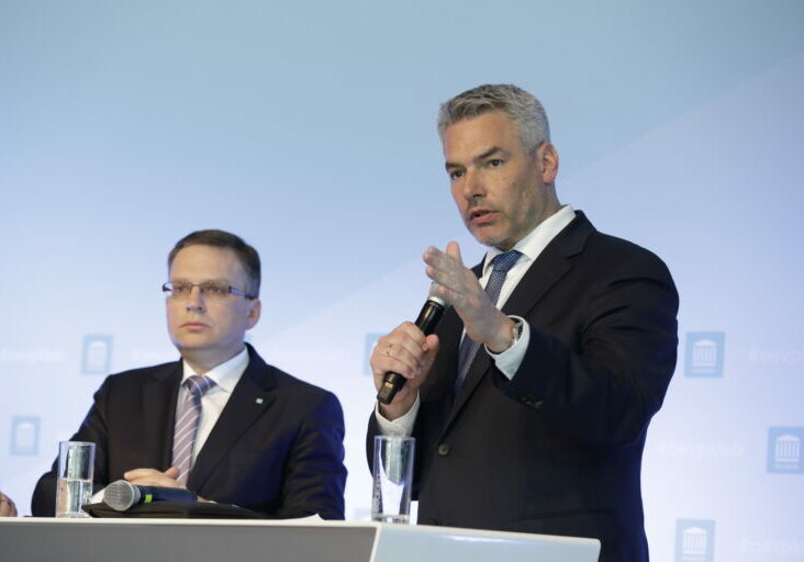Bundeskanzler Karl Nehammer und Klubchef August Wöginger bei ÖVP-Klubklausur: Kurs auf Bewältigung der Krisen. Foto: Barbara Nidetzky