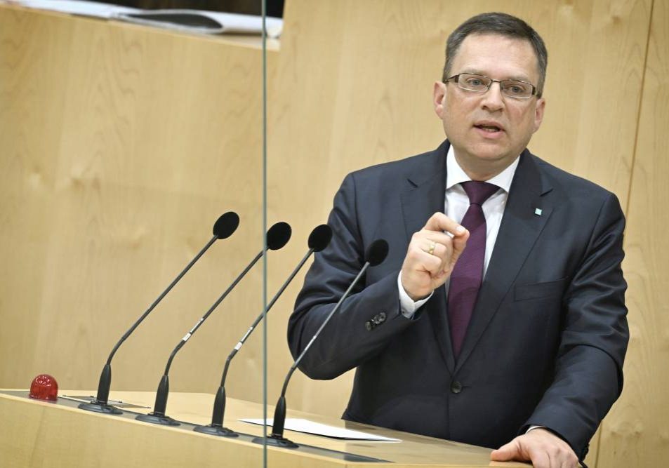 ÖVP-Klubobmann August Wöginger: Wir entlasten die Haushalte, doch SPÖ und FPÖ stimmen gegen die Maßnahmen. Foto: Parlamentsdirektion / Georg Zinner