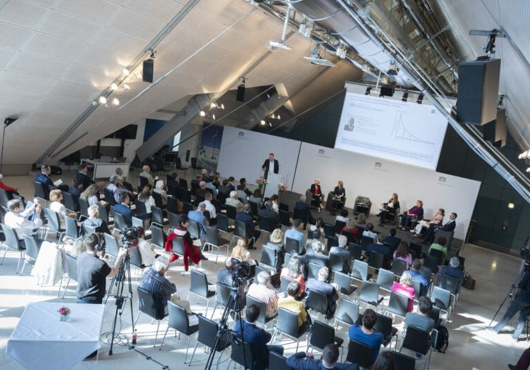 Das Parlament arbeitet intensiv - und es berät die neuen Formen der Arbeit: Verhaltensökonom Gerhard Fehr referierte vor dem Fachgespräch "Zukunft-Wirtschaft-Arbeit", zu dem die Präsidentin des Bundesrates, Christine Schwarz-Fuchs im Mai in das Dachfoyer geladen hatte. Foto: Parlamentsdirektion/Ulrike Wieser