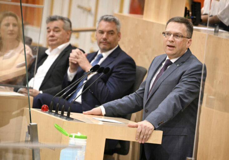 "Diese Regierung wird auch die Zweite Halbzeit gut zu Ende spielen." ÖVP-Klubobmann August Wöginger lobt die türkis-grüne Zusammenarbeit. Foto: Parlamentsdirektion / Johannes Zinner