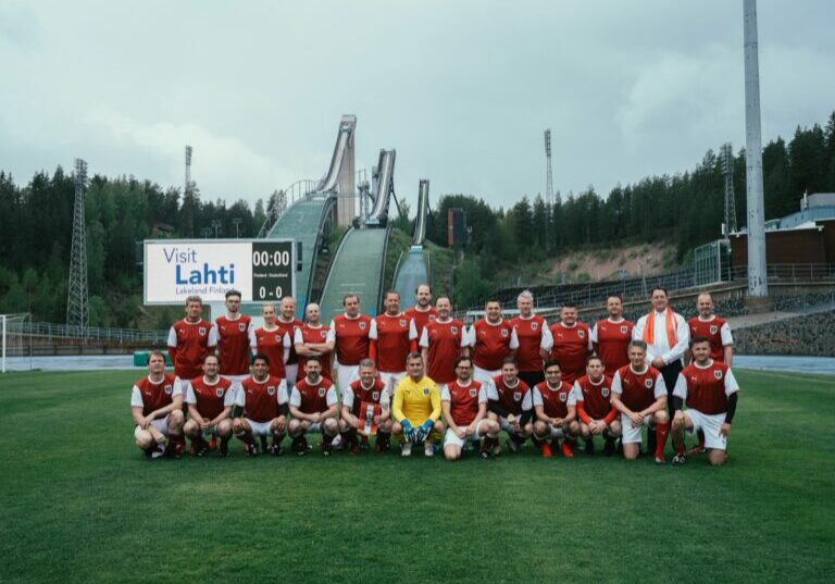 Geeint in rot-weiß-rot. Der FC Nationalrat vor beeindruckender Sportkulisse im finnischen Lahti. Foto: FC Nationalrat