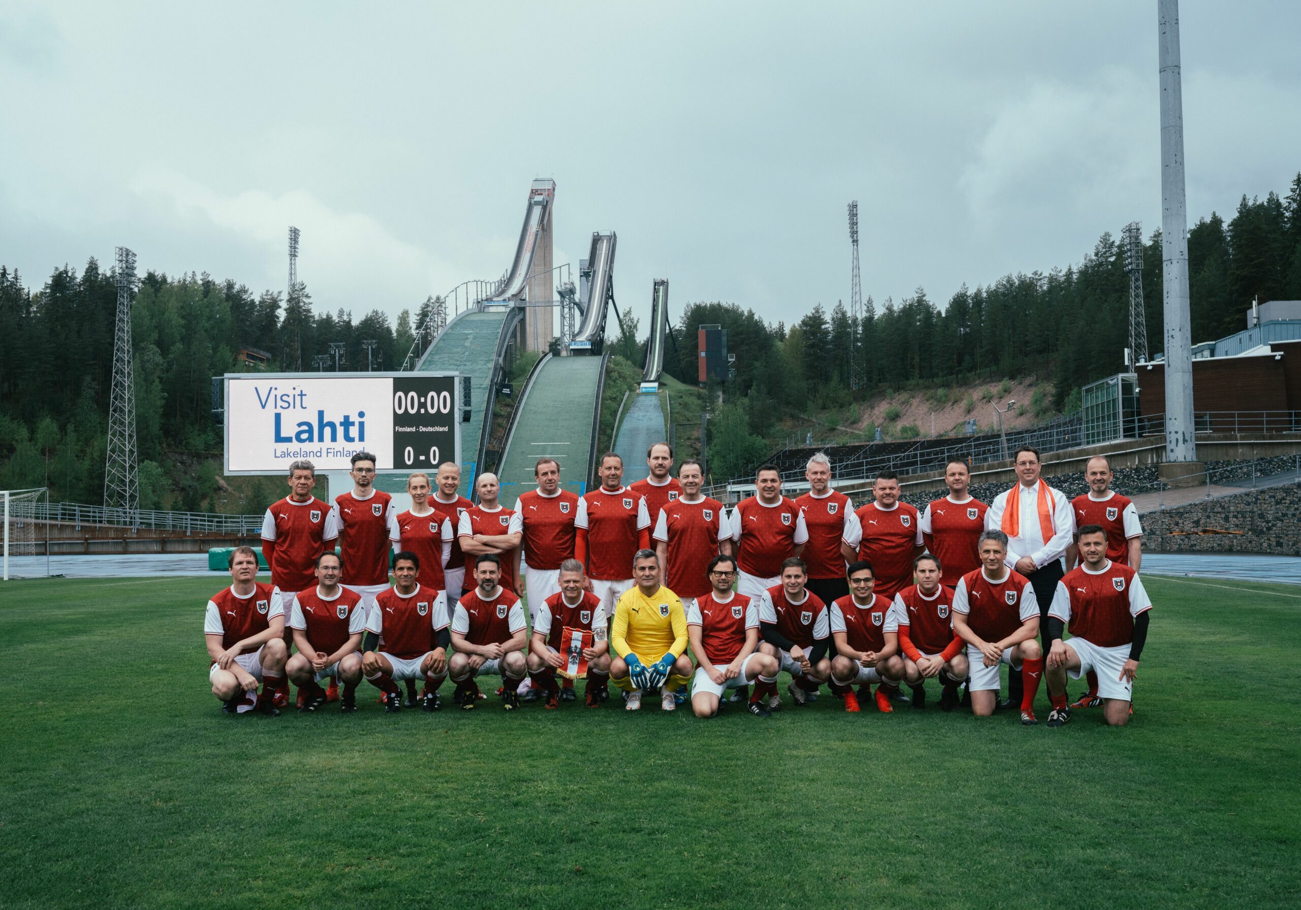 Geeint in rot-weiß-rot. Der FC Nationalrat vor beeindruckender Sportkulisse im finnischen Lahti. Foto: FC Nationalrat