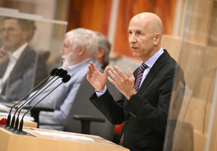 Die Ansprüche und die Fortzahlungen für die Mitarbeiter von Kika/Leiner sind gesichert, sagte Arbeitsminister Martin Kocher diese Woche im Nationalrat. Das Arbeitsministerium, das Arbeitsmarktservice und die Sozialpartner arbeiten intensiv daran, den von Kündigungen betroffenen Mitarbeitern Unterstützung und Perspektiven zu bieten, erklärte Kocher. Foto (Kocher im Bundesrat): Parlament, Johannes Zinner