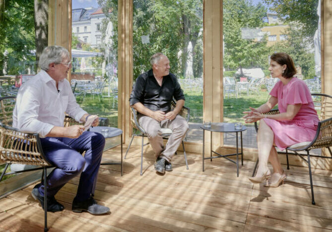 Europa- und Verfassungsministerin Karoline Edtstadler im Kurier-Interview mit Richard Grasl und Martin Gebhart. Foto: Kurier/Jeff Mangione
