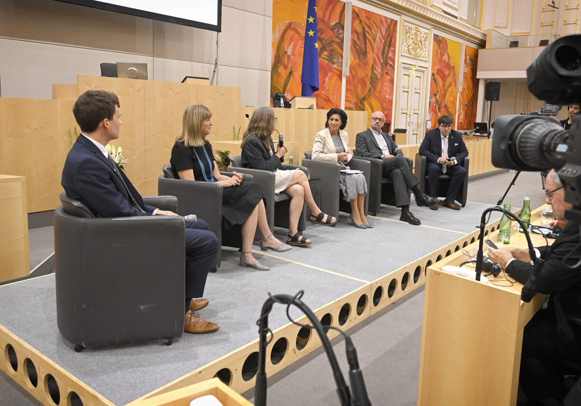 Nationalratspräsident lud zur Veranstaltung "30 Jahre Gedenkdienst" im Parlament. Vertreten bei einer anschließenden Podiumsdiskussion waren: Felix Loidl, Tali Nates, Jayne Josem, Moderation Danielle Spera, Tomasz Kuncewicz, Jacob Anthony Bauer

Foto: © Parlamentsdirektion / Johannes Zinner

