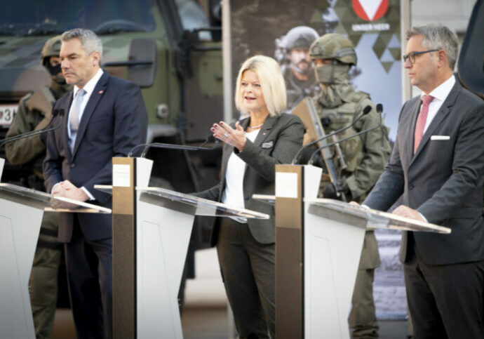 Das Bundesheer wird finanziell stärker ausgestattet und erhält das höchste Budget in der Geschichte. Bei der Präsentation der Schwerpunkte v.l.n.r.: Bundeskanzler Karl Nehammer, Verteidigungsministerin Klaudia Tanner und Finanzminister Magnus Brunner. Foto: Bundesheer/Carina KARLOVITS