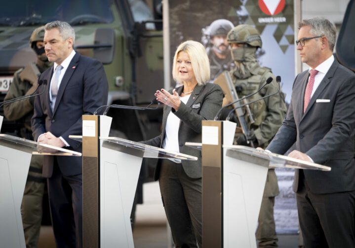 Das Bundesheer wird finanziell stärker ausgestattet und erhält das höchste Budget in der Geschichte. Bei der Präsentation der Schwerpunkte v.l.n.r.: Bundeskanzler Karl Nehammer, Verteidigungsministerin Klaudia Tanner und Finanzminister Magnus Brunner. Foto: Bundesheer/Carina KARLOVITS