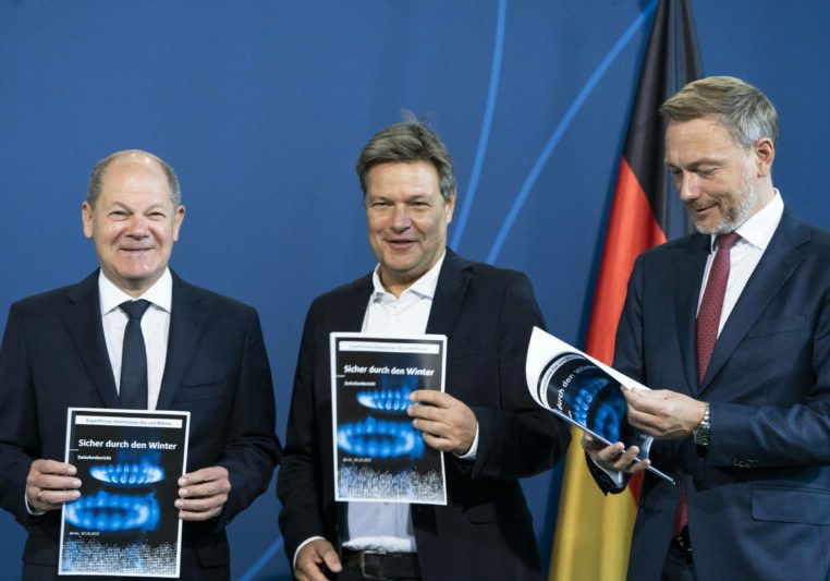 Trotz Stimmverlusten in Niedersachsen lächelten der deutsche Kanzler Scholz, Wirtschaftsminister Habeck und Finanzminister Lindner. Sie erhielten den Kommissions-Vorschlag "Sicher durch den Winter". Foto: Imago/Chris Emil Janßen