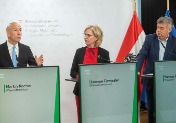 600 Millionen Euro für eine nachhaltigere und digitale Wirtschaft: Arbeits- und Wirtschaftsminister Martin Kocher mit Klimaschutzministerin Eleonore Gewessler und Vizekanzler Werner Kogler. Foto: Imago / Martin Juen