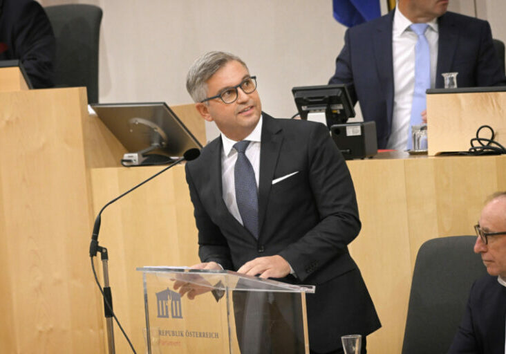 Die Budgetrede des Finanzministers im Nationalrat ist immer der Höhepunkt der Plenartage im Herbst. Denn das Budget ist immer die Antwort der Bundesregierung auf aktuelle und zukünftige Herausforderungen. Zur-Sache hat die Rede des Finanzministers Magnus Brunner in Zitaten zusammengefasst. Foto: Parlamentsdirektion / Johannes Zinner