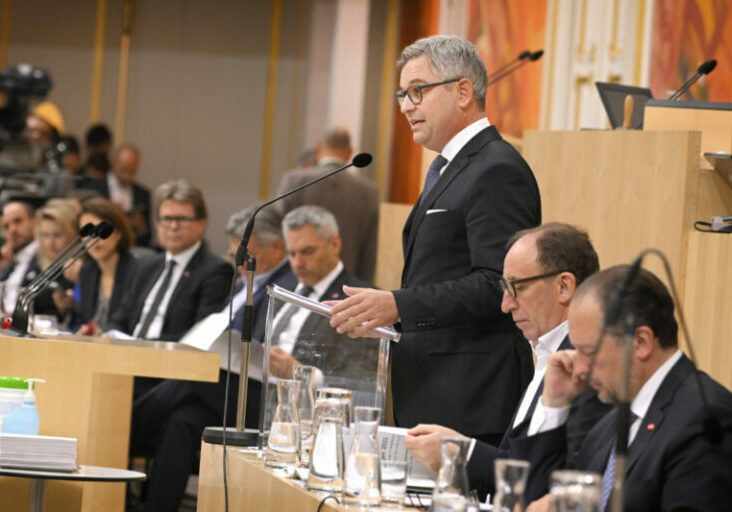 Am Dienstag hielt Finanzminister Magnus Brunner seine erste Budgetrede im Nationalrat. Diese Rede bildet immer das Highlight im Oktober-Plenum. Foto: Parlamentsdirektion / Johannes Zinner