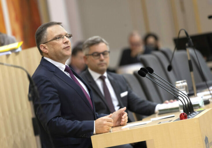 Österreich soll stärker, sicherer und unabhängiger aus dieser Krise herauskommen. ÖVP-Klubobmann August Wöginger lobt den Budgetentwurf von Finanzminister Magnus Brunner. Foto: Parlamentsdirektion / Ulrike Wieser