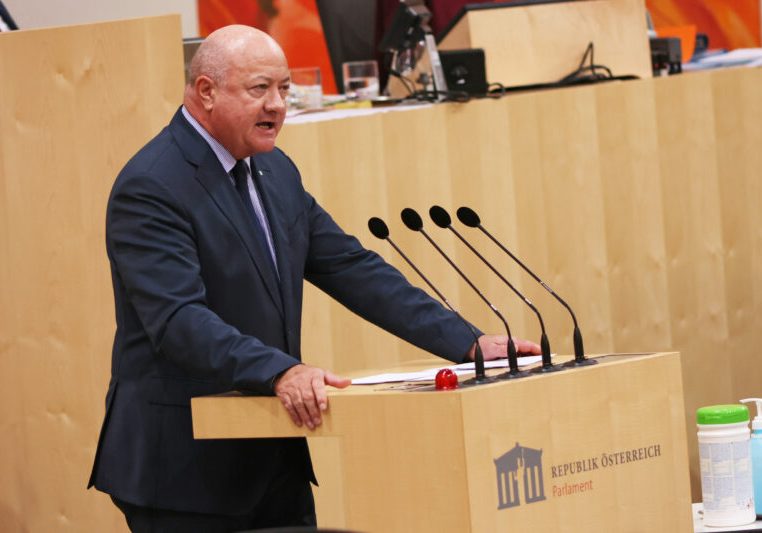 In der von der FPÖ beantragten Dringlichen ging es am Dienstag um die Sicherheit und den Wohlstand Österreichs. Nachdem zuvor Bundeskanzler Karl Nehammer den Plan der Regierung in Sachen Schengen und Migration dargelegt hatte, rechnete im Anschluss ÖVP-Generalsekretär Christian Stocker mit Herbert Kickl und der FPÖ ab. Foto: Parlamentsdirektion / Bubu Dujmic