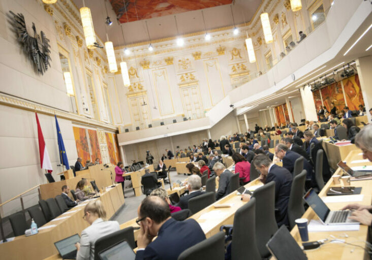 Fünf Jahre lang diente der große Redoutensaal in der Wiener Hofburg als Ort für die Plenarsitzungen des National- und Bundesrates. Am Donnerstag ertönt dort zum letzten Mal die Parlamentsglocke. Foto: Parlamentsdirektion / Ulrike Wieser
