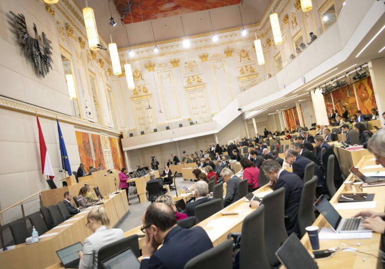 Fünf Jahre lang diente der große Redoutensaal in der Wiener Hofburg als Ort für die Plenarsitzungen des National- und Bundesrates. Am Donnerstag ertönt dort zum letzten Mal die Parlamentsglocke. Foto: Parlamentsdirektion / Ulrike Wieser