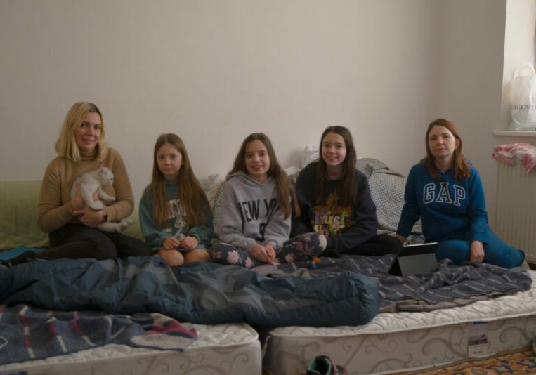 Ein Bild aus der Notschlafstelle von Hilfswerk International: Frauen und Kindern flüchten vor dem Krieg Russlands gegen die Ukraine. Foto: Hilfswerk Int.