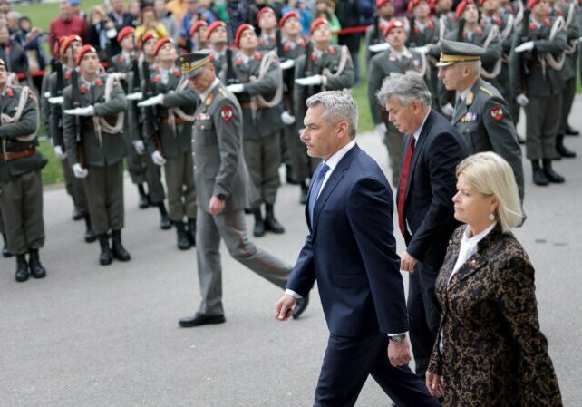 Gedenken an die Wiedererrichtung der Republik Österreich: Kranzniederlegung durch Bundeskanzler Karl Nehammer am 27. April beim Äußeren Burgtor in Wien mit Verteidigungsministerin Klaudia Tanner und Vizekanzler Werner Kogler. Foto: Bka/Wenzel