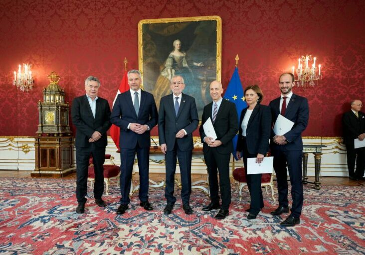 Bundeskanzler Karl Nehammer und Bundespräsident Alexander Van der Bellen bei der Angelobung neuer Regierungsmitgliedfer am 11. Mai in der Hofburg in Wien. Foto: Bka/Florian Schrötter