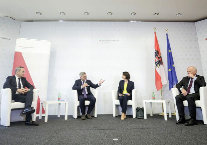 Debatte der Finanzminister Brunner und Maurer unter dem Titel: „Teures Leben, billige Antworten. Was kann und soll die Politik tun, um die Auswirkungen der hohen Inflation in den Griff zu bekommen?“ Foto: Bka/Andy Wenzel