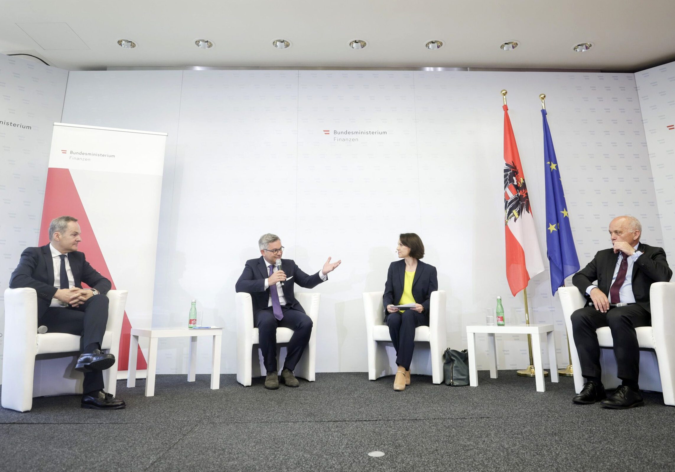 Debatte der Finanzminister Brunner und Maurer unter dem Titel: „Teures Leben, billige Antworten. Was kann und soll die Politik tun, um die Auswirkungen der hohen Inflation in den Griff zu bekommen?“ Foto: Bka/Andy Wenzel