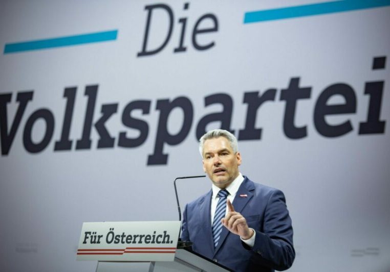Als Partei der Mitte und mit Karl Nehammer an der Spitze präsentierte die Volkspartei am Freitag die ersten 30 Kandidaten auf der Bundesliste. Foto: Jakob Glaser