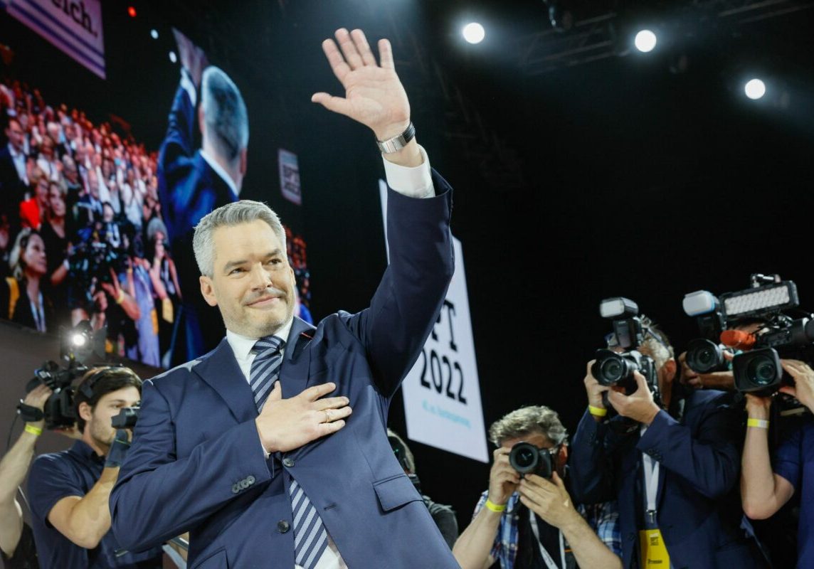 Einstimmiges Votum nach einstündiger Rede: Karl Nehammer wurde am 14. Mai beim 40. ao. Bundesparteitag der ÖVP in Graz mit 100 % der Delegiertenstimmen zum Bundesparteiobmann gewählt. Foto: Jakob Glaser