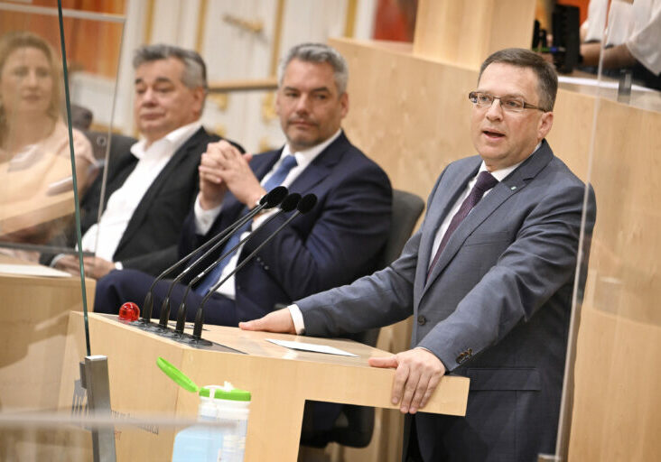 Die Regierung hat eine umfangreiche Bilanz über die erste Halbzeit gelegt, die zweite wird jetzt mit Projekten für Sicherheit und Entlastung zu Ende gespielt: ÖVP-Klubobmann August Wöginger. Foto: Parlamentsdirektion, Johannes Zinner