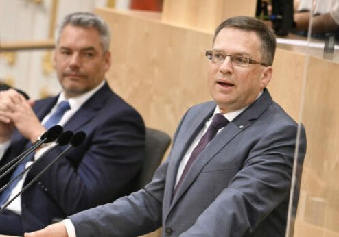 Die Regierung hat eine umfangreiche Bilanz über die erste Halbzeit gelegt, die zweite wird jetzt mit Projekten für Sicherheit und Entlastung zu Ende gespielt: ÖVP-Klubobmann August Wöginger. Foto: Parlamentsdirektion, Johannes Zinner