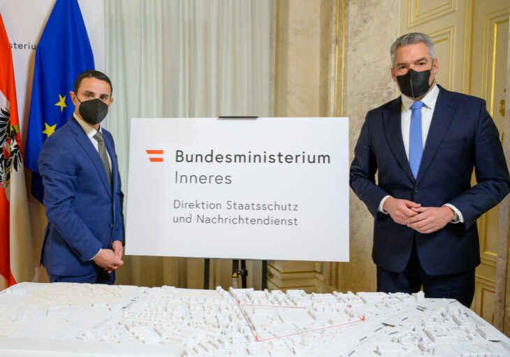Die Direktion Staatsschutz und Nachrichtendienst ist ein Partner in der Kooperation von Nationalbank und Bundesministerien, um in Österreich die Vermögen sanktionierter russischer Oligarchen aufzufinden. Im Bild Direktor Omar Haijawi-Pirchner zum Start der Behörde mit dem damaligen Innenminister Karl Nehammer im Dezember 2021. Foto: BMI/Makowecz
