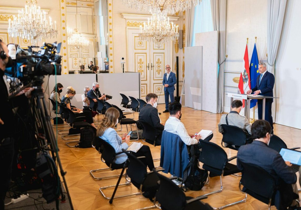 Vor dem EU-Gipfel hatte Bundeskanzler Karl Nehammer mit Russlands Präsident Wladimir Putin telefoniert (Bild: Pressebriefing). Foto: Bka/Florian Schrötter
