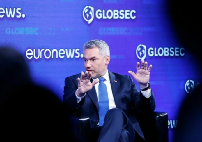 Russlands Angriff auf die Ukraine hat dramatische Auswirkungen auf Europa und auf die Welt: Bundeskanzler Karl Nehammer in Interviews und Statements (im Bild bei der Globsec-Konferenz am 3. Juni in Bratislava). Foto: Dragan Tatic