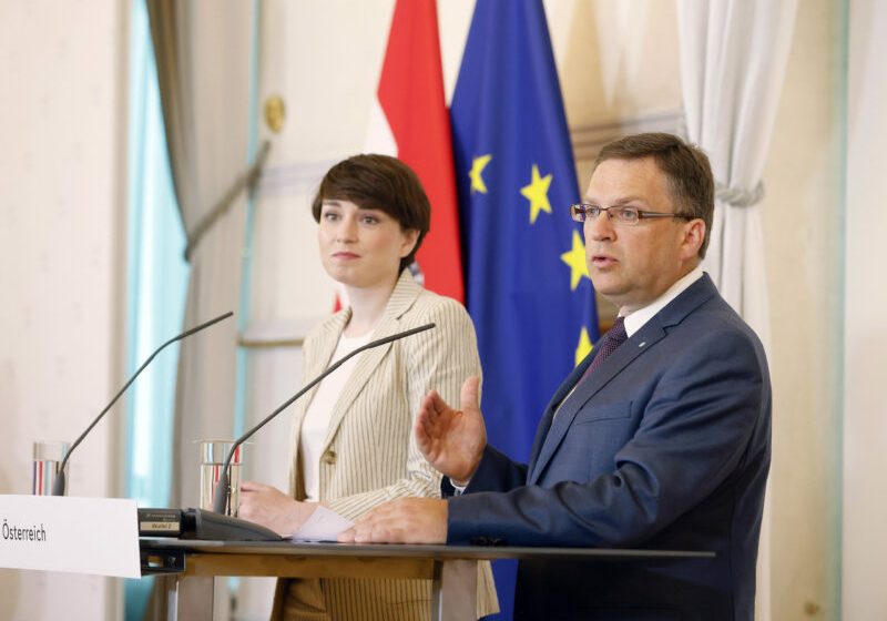 Klubobmann August Wöginger und Klubobfrau Sigi Maurer erläutern im Bundeskanzleramt den eng getakteten Türkis-Grünen Fahrplan für die Beschlüsse der Entlastungspakete. Foto: Bka / Dragan Tatic