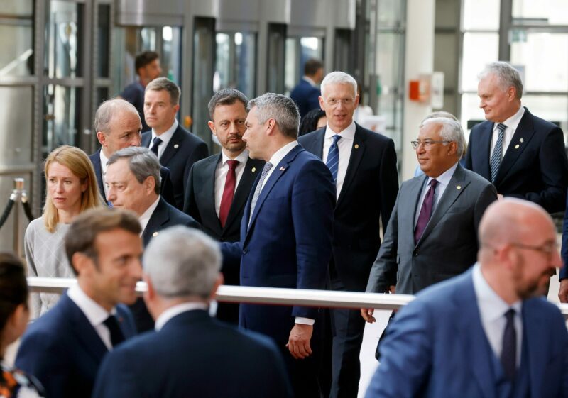 Aufstellen für das Familienfoto: Bundeskanzler Karl Nehammer beim Rat der Staats- und Regierungschefs der EU in Brüssel. Foto: Bka/Dragan Tatic