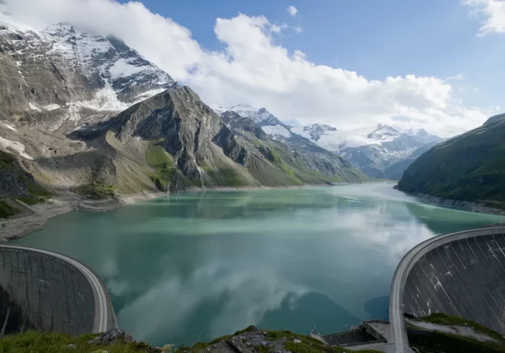 Die Schadstoffe in der Luft über Österreich gehen zurück. Umweltminister Norbert Totschnig setzt auf weitere Maßnahmen wie den Ausbau erneuerbarer Energien (Bild: Kraftwerk Kaprun) und umweltfreundliche Mobilität. Foto: Verbund