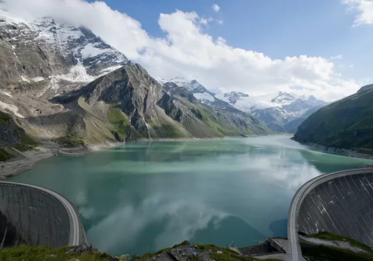 Die Schadstoffe in der Luft über Österreich gehen zurück. Umweltminister Norbert Totschnig setzt auf weitere Maßnahmen wie den Ausbau erneuerbarer Energien (Bild: Kraftwerk Kaprun) und umweltfreundliche Mobilität. Foto: Verbund