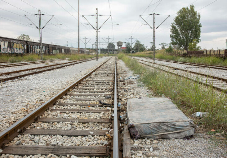 Beginn der Balkanroute: In Griechenland (Bild: bei Thessaloniki) warten etwa Afghanen in aufgelassenen Waggons, um mit Güterzügen nordwärts auf die Balkanroute und dann in die EU und auch nach Österreich zu gelangen. Foto: Imago/Nicolas Economoux