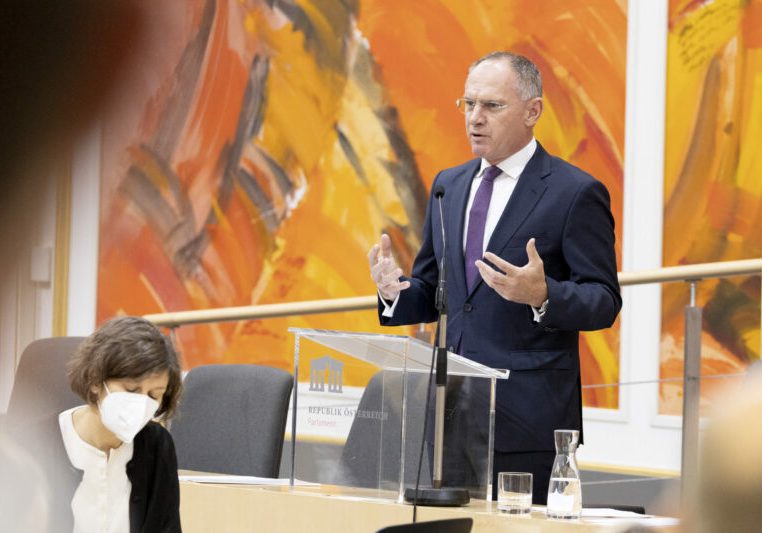 Konsequente Politik im Asylwesen und Bekämpfung der Schlepperkriminalität mit Nachbarstaaten: Innenminister Gerhard Karner vor dem Nationalrat. Foto: Parlamentsdirektion/Anna Rauchenberger