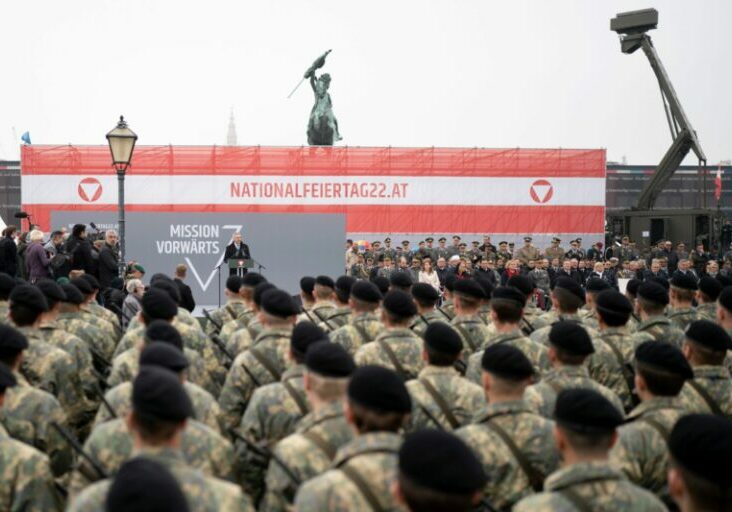 Dafür steht Österreich: Sicherheit, Freiheit, Unabhängigkeit. Bundeskanzler Karl Nehammer vor Soldaten am Heldenplatz in Wien. Foto: Bka/Florian Schrötter