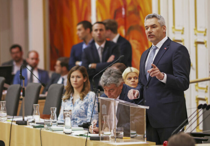 Bundeskanzler Karl Nehammer im Plenum des Nationalrats: Für eine gemeinsame, redliche Politik zum Wohle Österreichs. Foto: Parlament/Bubu Dujmic