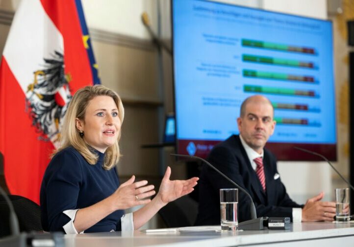 Integration in den Arbeitsmarkt muss gelingen: Ministerin Susanne Raab mit Meinungsforscher Peter Hajek. Foto: Bka/Dunker