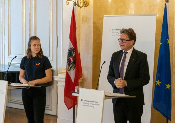 Energiebewusstsein an Schüler vermitteln und an den Schulen einsetzen: Bildungsminister Martin Polaschek und Bundesschulsprecherin Flora Schmudermayer. Foto: Martin Luisser / BMBWF